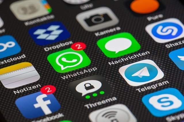 mobil que contiene tanto whatsapp como telegram