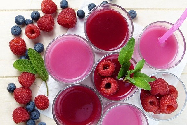 frutos rojos de colores rojos y lilas: remedio saludable para el cuerpo