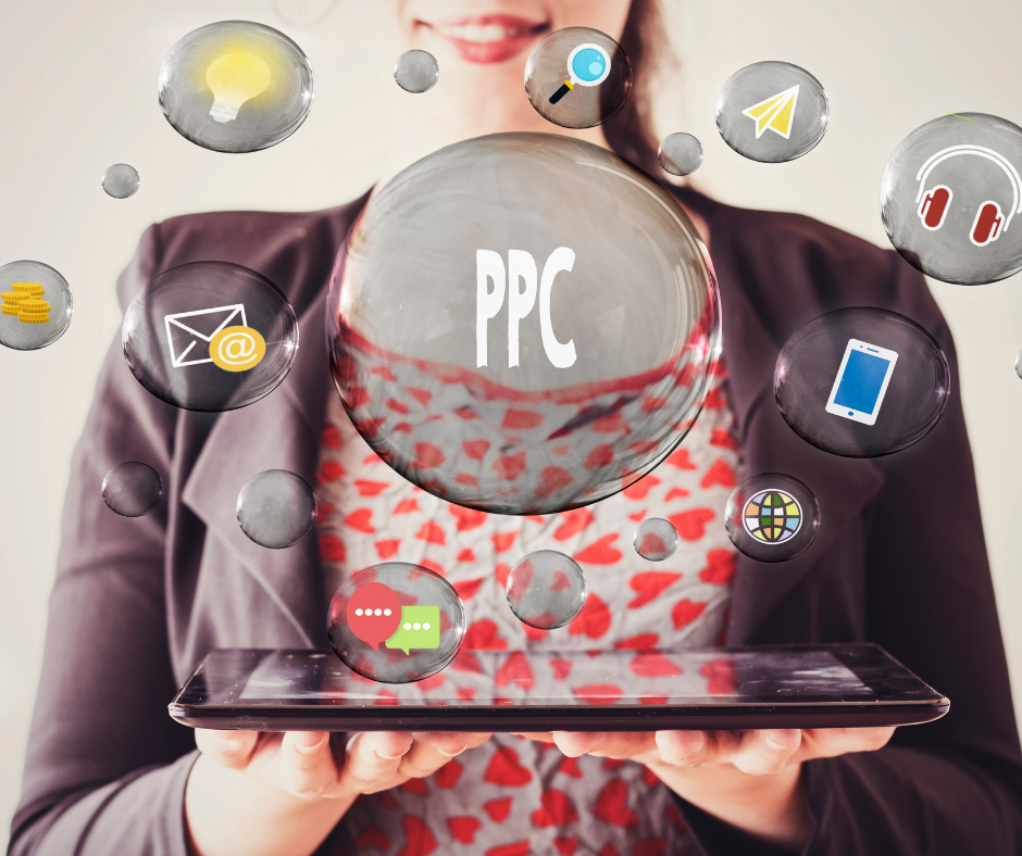 mujer sujetando una tablet encima de la cual aparece una burbuja con las siglas de PPC