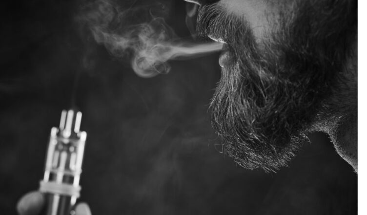 hombre fumando vaper